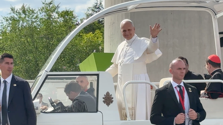  - El papa León XIV hace una parada en Radio Televisión Española para subirse en el papamóvil