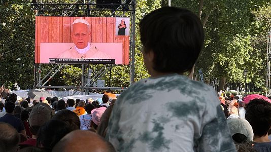 La ilusi�n por ver al papa diciendo misa:  "Es como el f�tbol, no es lo mismo verlo desde casa que en el campo"