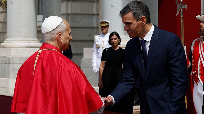 Saludo entre Pedro Sánchez y el papa León XIV durante la ceremonia de bienvenida del Palacio Real