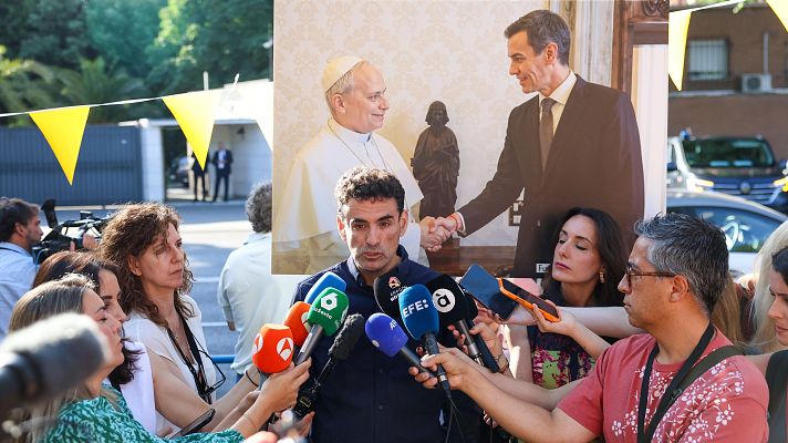 El activista contra los abusos en la Iglesia Miguel Hurtado ofrece declaraciones a la prensa