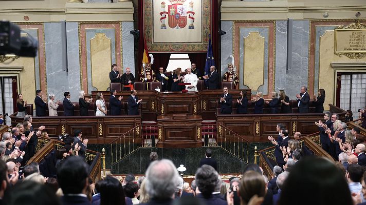 Ovación al Papa León XIV en el Congreso de los Diputados de España, con la Presidenta del Congreso y dignatarios presentes. Se observa el escudo de España y las banderas de España y la UE.