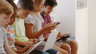 El mes de - Alfabetización Digital: Con amigos, deja el móvil - Clan  RTVE.es - El mes de... | Ver