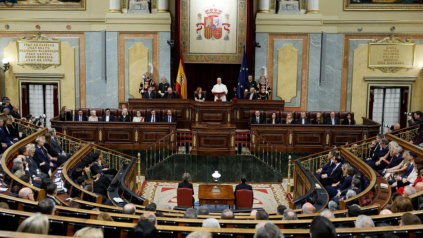 Nogueras se dirige en inglés al papa y Barbero le entrega una carta del Sindicato de Inquilinos - Especiales informativos | Ver