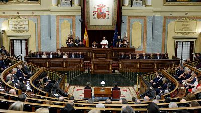 Nogueras se dirige en inglés al papa y Barbero le entrega una carta del Sindicato de Inquilinos