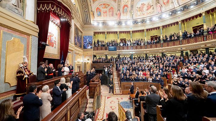 El papa León XIV recibe un aplauso durante su visita al Congreso de los Diputados.