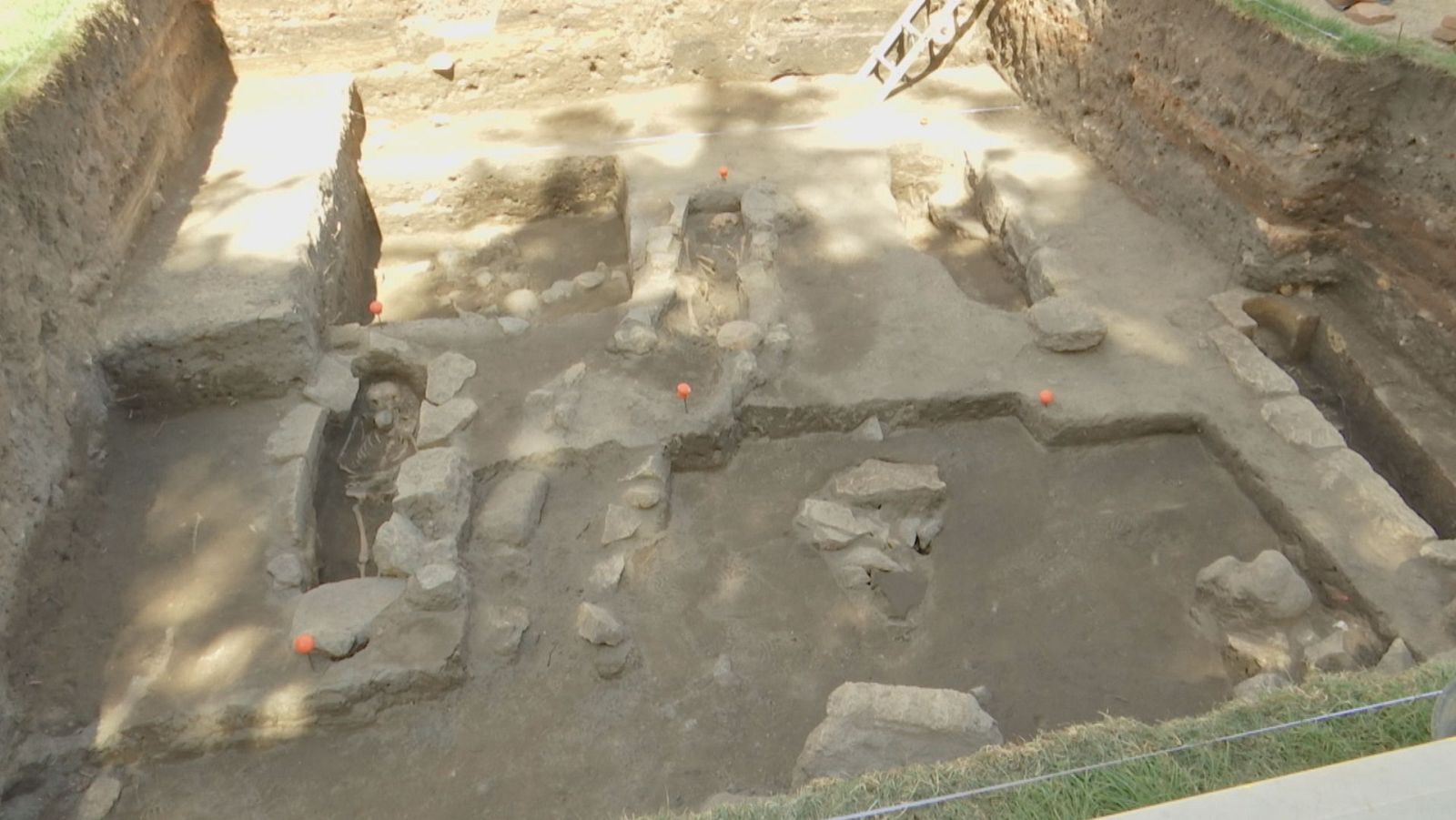 Hallan una necrópolis medieval junto a la muralla de Ávila - Noticias de Castilla y León | Ver