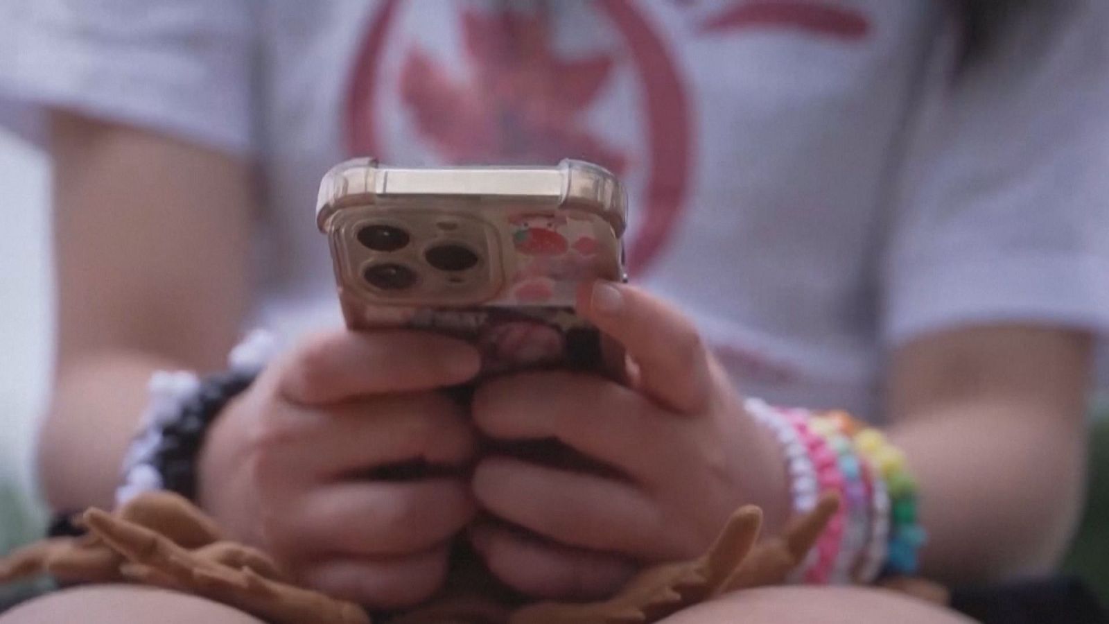 Més de la meitat dels joves de 5è i 6è de Primària tenen mòbil propi