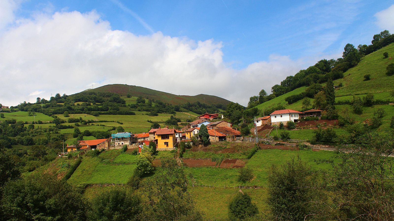 Aumenta la compra de vivienda rural entre extranjeros en Asturias - Panorama Regional | Ver