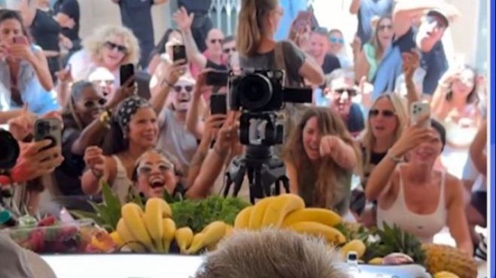 Directo al grano - Fiesta en una frutería de Ibiza para atraer las ventas