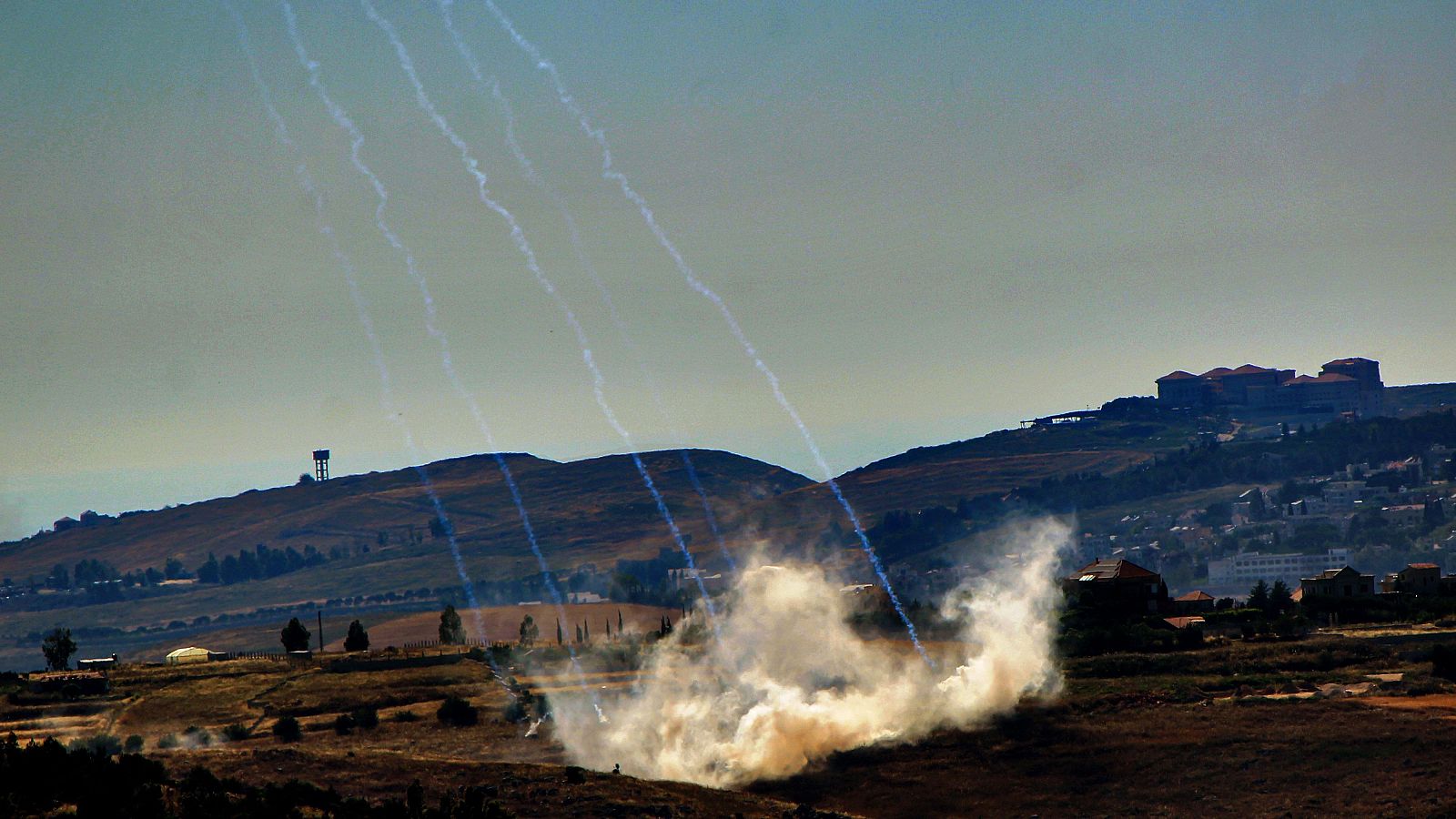 Israel e Irán vuelven a intercambiar ataques y desafían el alto el fuego de abril | Ver