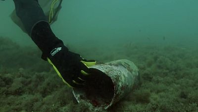 Medio centenar de buzos retiran residuos de las aguas de Melilla