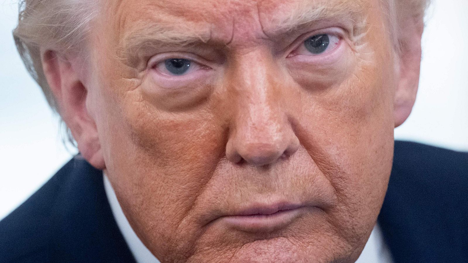Trump se levanta de una entrevista tras increpar a la periodista | Ver