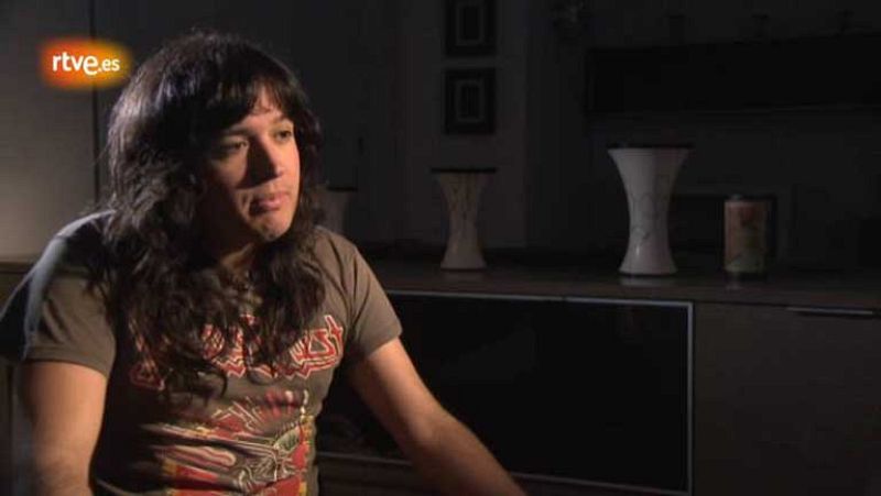 Alex ha relatado en un libro su vivencia con esta 'condena'