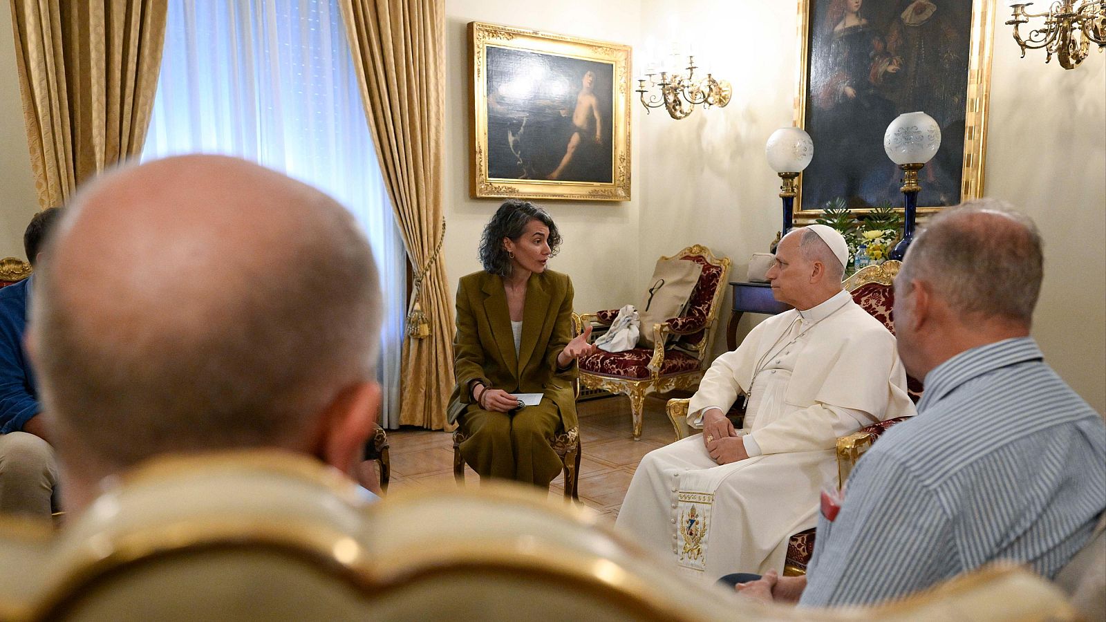 El papa recibe a víctimas de abusos y les transmite su "compromiso" para lograr "consuelo y sanación" - Telediario 2 | Ver
