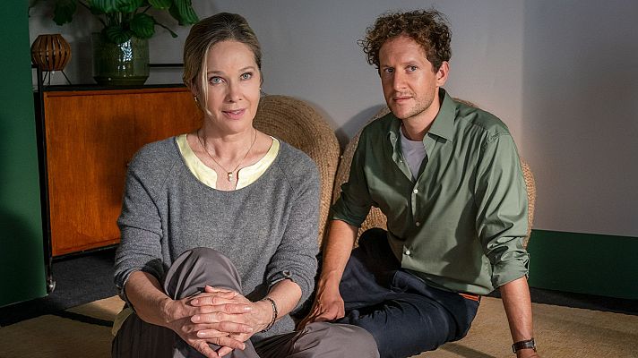 Sophie Schütt y Christoph Schechinger posan juntos en un ambiente interior, con Sophie a la izquierda y Christoph a la derecha, ambos mirando a la cámara.