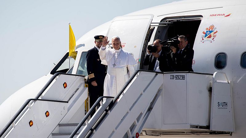 El papa León XIV llega al aeropuerto de El Prat en Barcelona - RTVE Noticias Vídeo | Ver