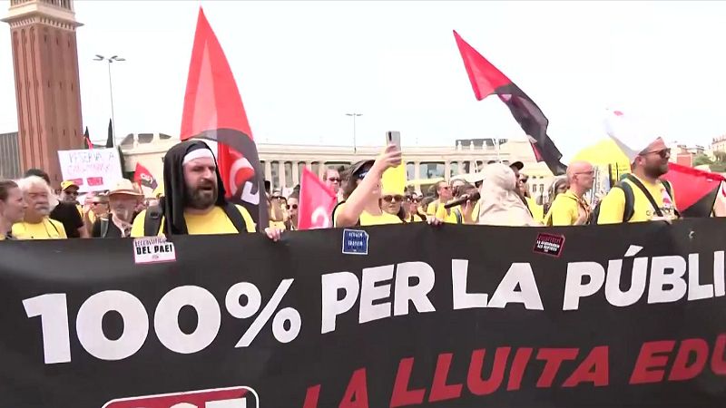 Mobilitat complicada a Barcelona per la vaga de docents - L'Informatiu | Veure