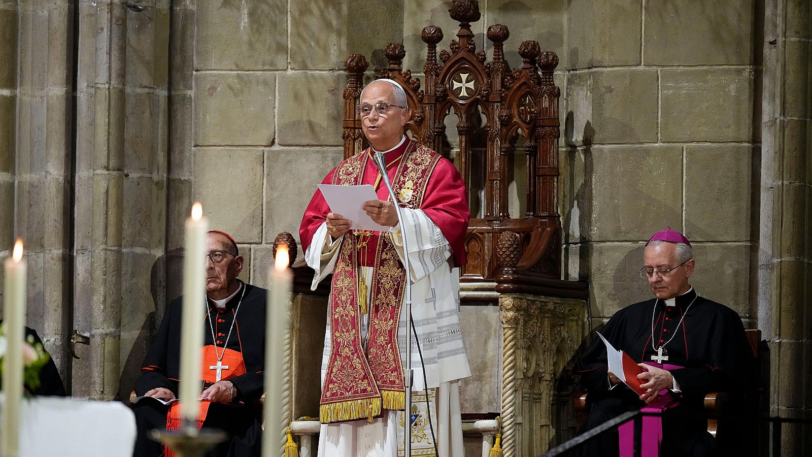 El papa habla en catalán y en castellano en sus primeras palabras en Barcelona - Telediario 1 | Ver