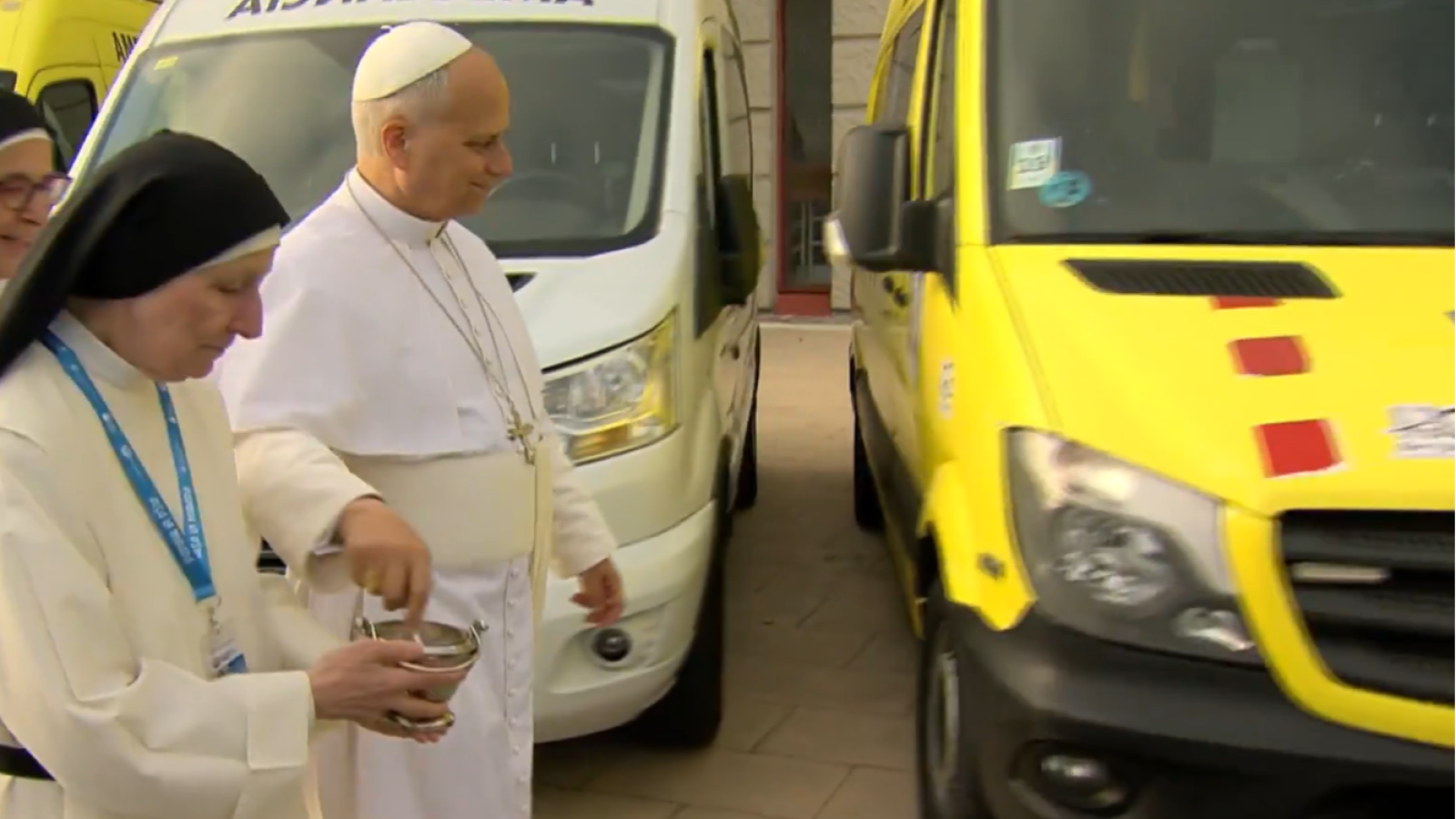 León XIV bendice las ambulancias de sor Lucía Caram - Informativo 24h | Ver