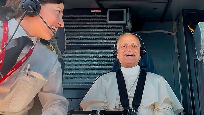 Pablo Martínez, piloto que ha llevado al papa a Barcelona: “Dos tercios del vuelo los ha hecho en la cabina\"