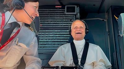 Pablo Martínez, piloto que ha llevado al papa a Barcelona: “Dos tercios del vuelo los ha hecho en la cabina"