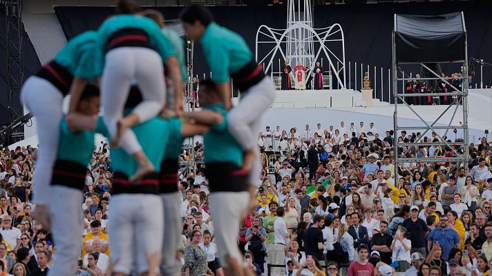 Los castellers de Vilafranca alzan una torre humana ante la atenta mirada del papa