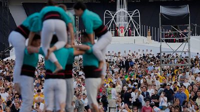 Los castellers de Vilafranca alzan una torre humana ante la atenta mirada del papa