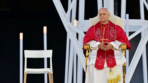 El papa pide una sanidad que priorice la salud mental y alerta contra los feminicidios en una masiva vigilia en Barcelona