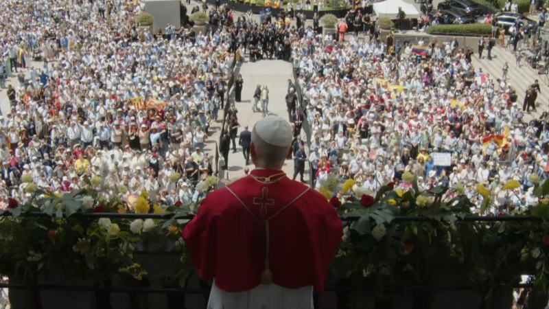 Le�n XIV bendice a los fieles desde el balc�n de Montserrat - RTVE Noticias V�deo | Ver