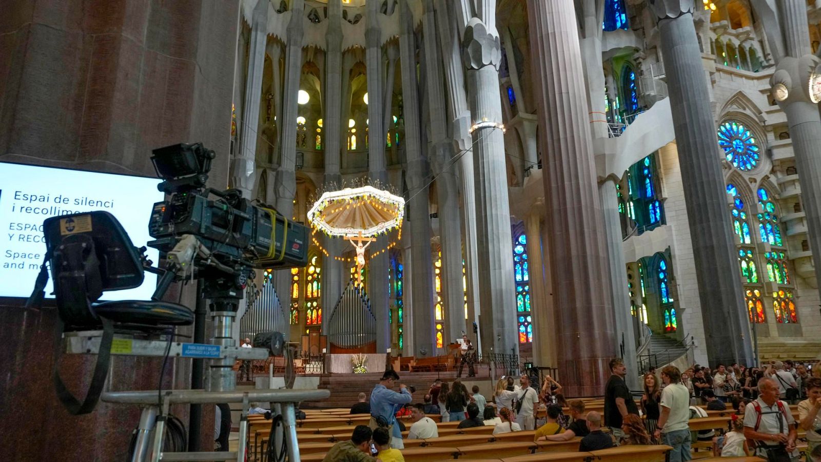 Todo preparado en la Sagrada Familia para recibir al papa - Telediario 1 | Ver