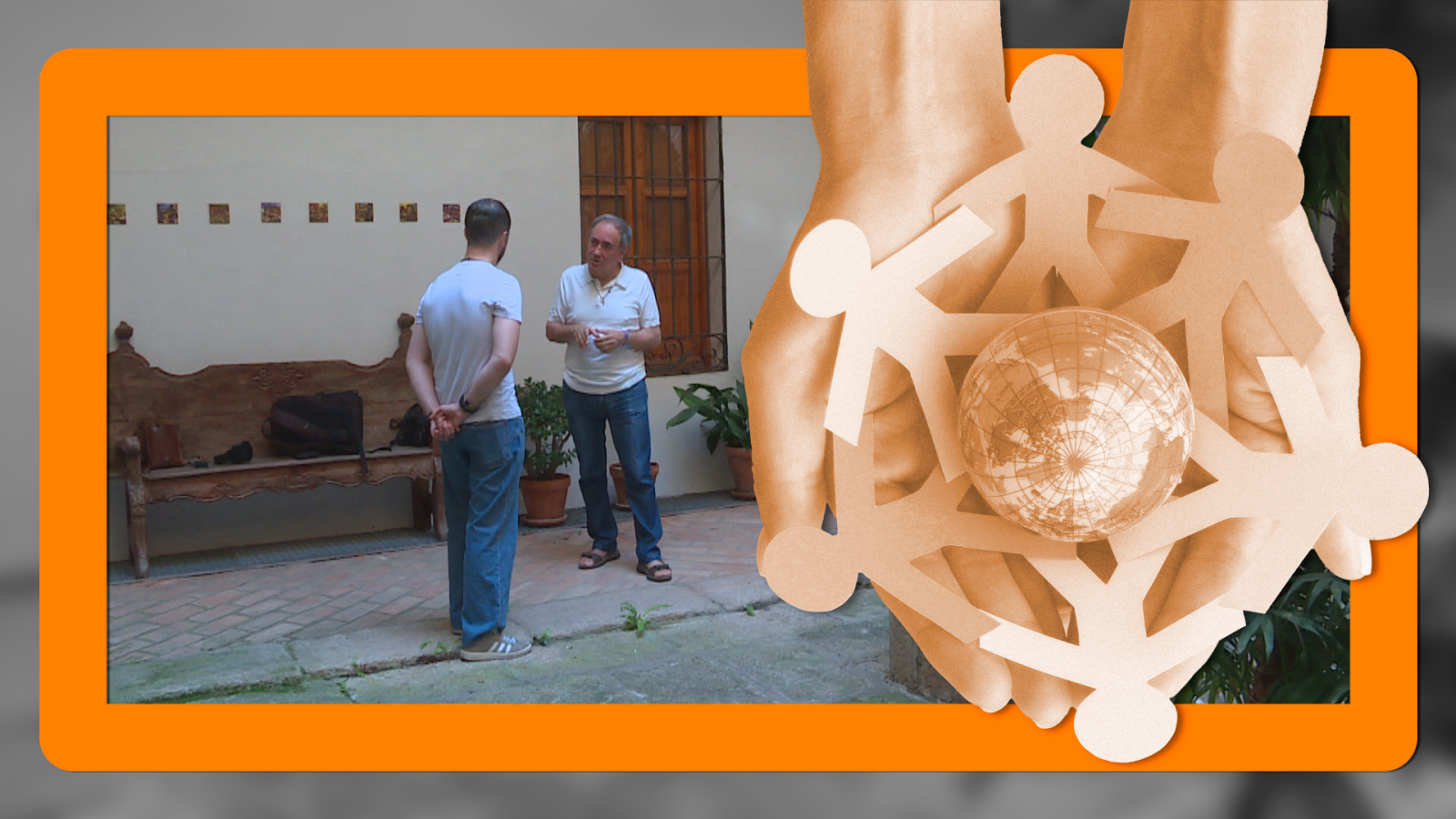 Guillermo Fernández Vara conversa en un patio tradicional, con un marco naranja y un símbolo de cooperación global superpuesto.
