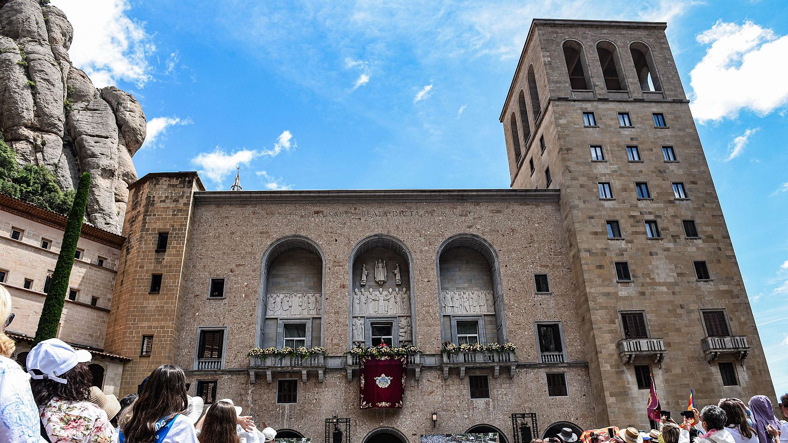 Montserrat esclata d'emoció amb l'arribada del papa Lleó XIV - L'Informatiu | Veure