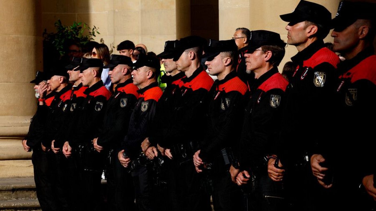 Placa de Servicios Distinguidos a los cinco policías forales de la División de Intervención fallecidos la pasada semana en un accidente de tráfico - Telenavarra | Ver