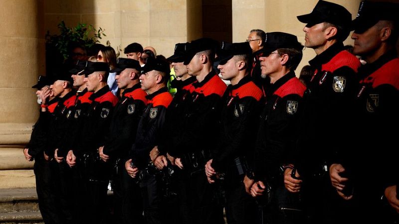 Placa de Servicios Distinguidos a los cinco policías forales de la División de Intervención fallecidos la pasada semana en un accidente de tráfico - Telenavarra | Ver