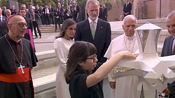 Valentina, una ni�a invidente, explica al papa y a los reyes la nueva torre de Jesucristo de la Sagrada Familia
