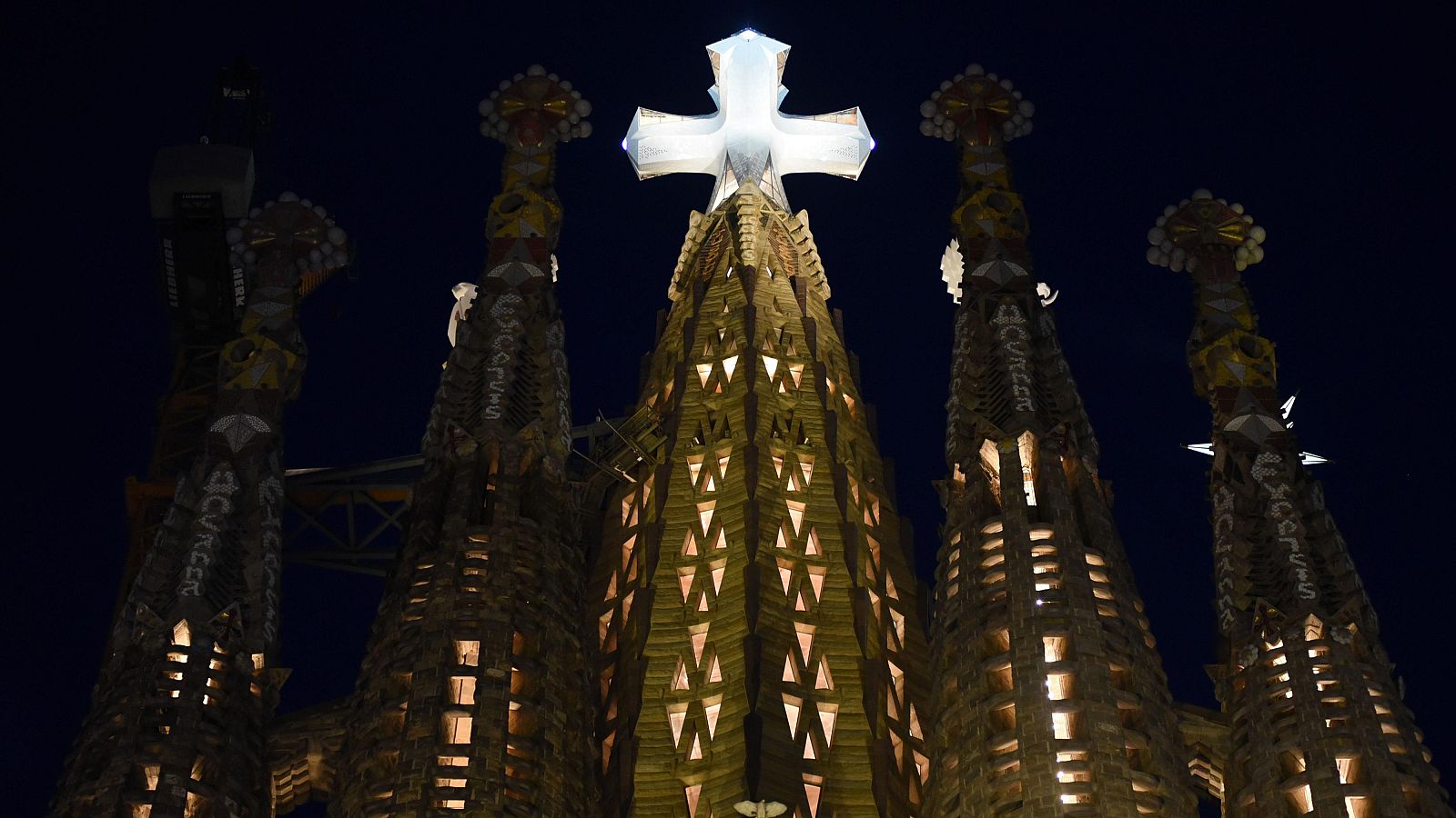 El papa León XIV bendice la Cruz de Jesús, la torre más alta que corona la Sagrada Familia - Especiales informativos | Ver