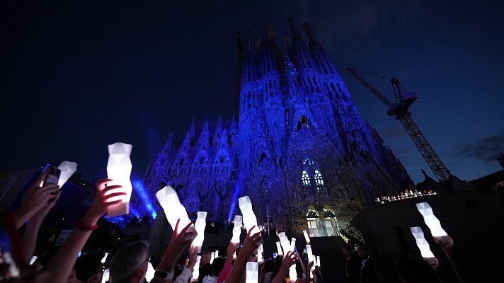 Especiales informativos - La Sagrada Familia despide al papa León XIV con un imponente espectáculo de luces y música