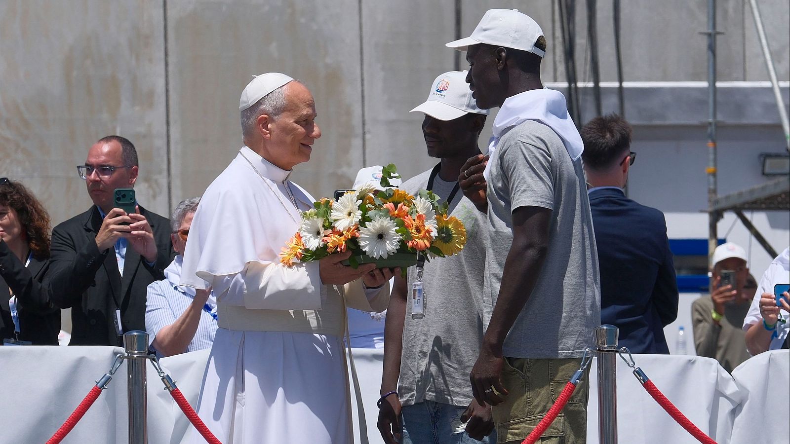 El papa lleva a cabo una ofrenda floral en el muelle de Arguineguín | Ver