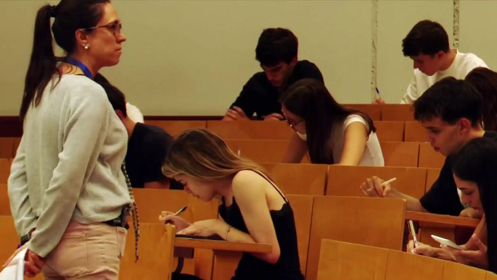 Últim dia de les PAU amb examen de català i 45.800 alumnes - L'Informatiu | Veure