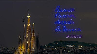 La Sagrada Família acomiada el Papa amb un espectacle de llum i música