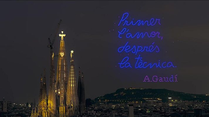 L'Informatiu - La Sagrada Família acomiada el Papa amb un espectacle de llum i música