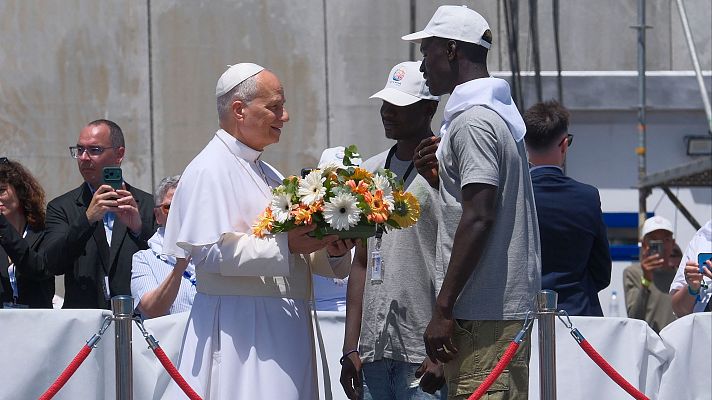 Telediario 1 - El papa pone el foco en los migrantes en su visita al puerto de Arguineguín, Canarias