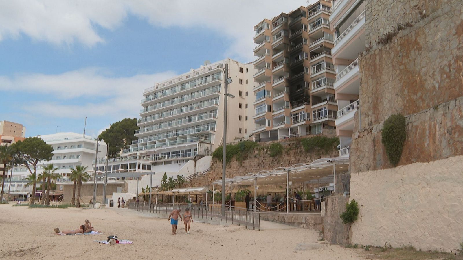 Moren dues persones en un incendi a un bloc de pisos de Magaluf