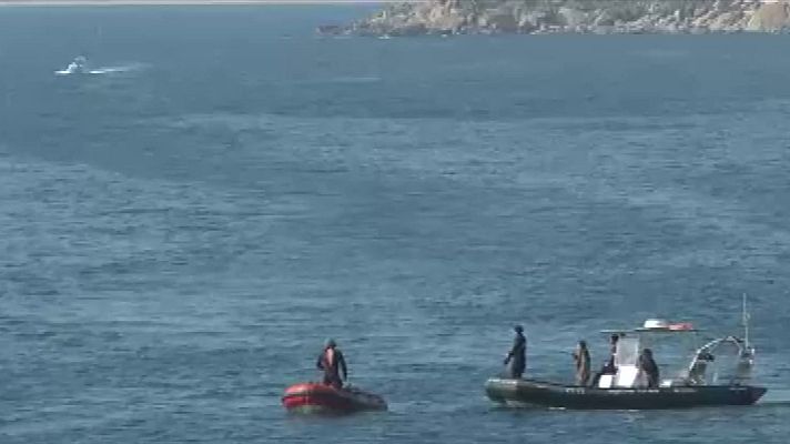 L'Informatiu - Troben bolcada a la platja de Pals la moto d’aigua del menor desaparegut a Roses