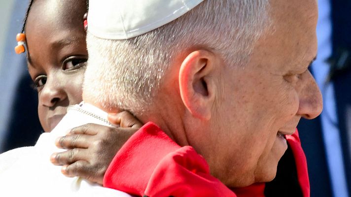 RTVE Noticias Vídeo - El papa sostiene a un niño en brazos en el centro de migrantes
