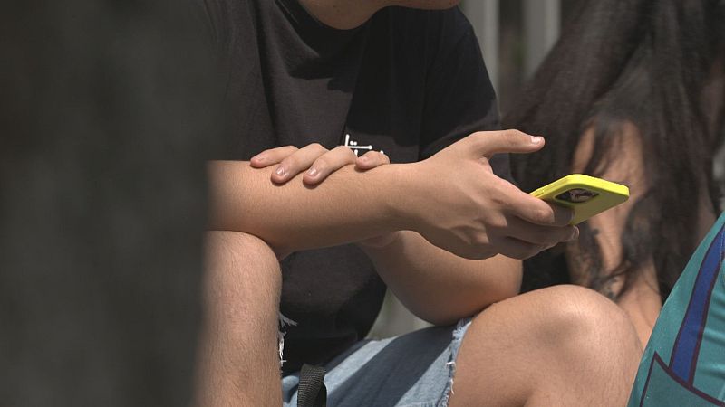 Os menores galegos acceden ao seu primeiro móbil aos once anos - Telexornal - Galicia | Vexa