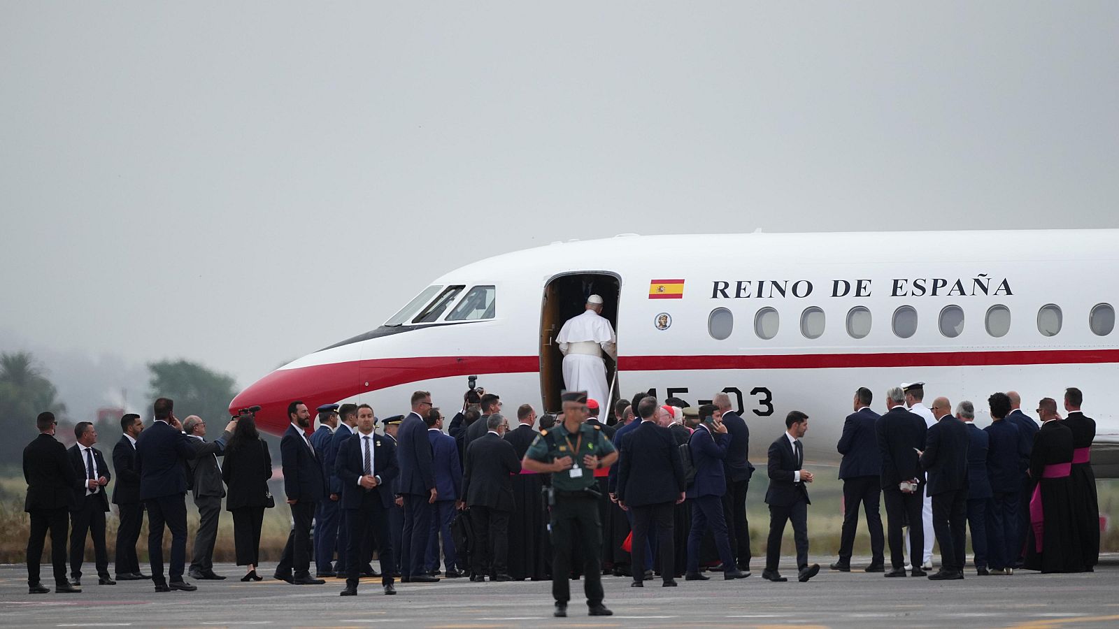 El papa viajará hasta Roma en el Falcon del rey - La tarde en 24h | Ver