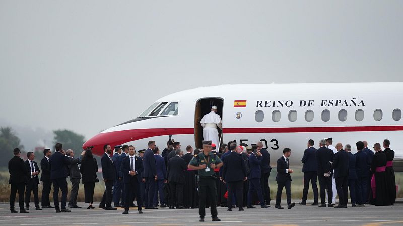 El papa Le�n XIV finaliza su viaje a Espa�a con un regreso inesperado en el Falcon del rey tras la aver�a de su avi�n
