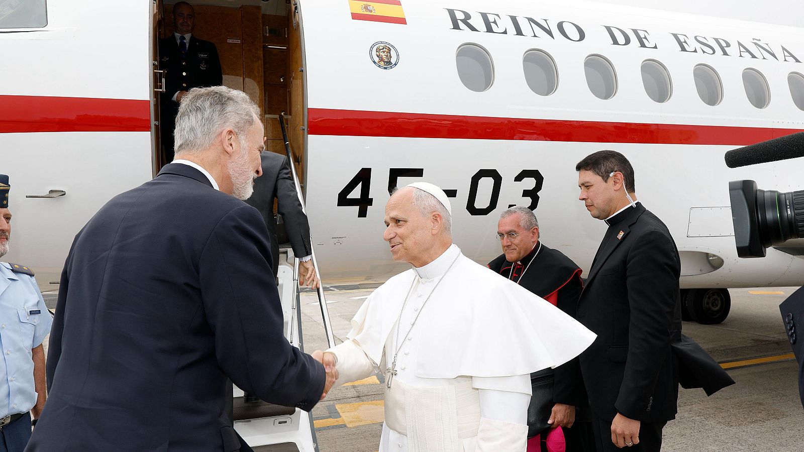 León XIV aterriza en Roma, tras horas de demora por avería | Ver