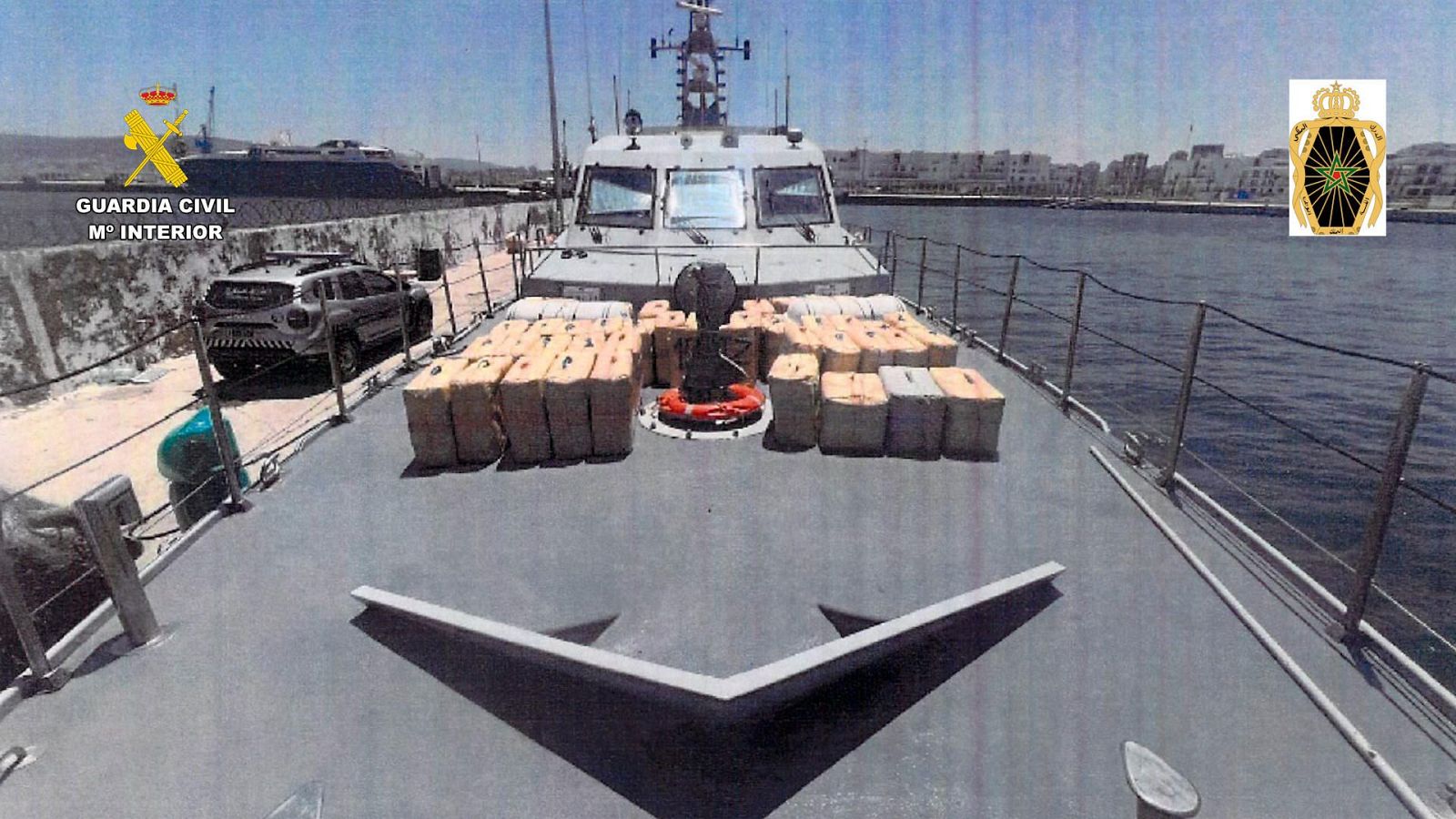 Incautan casi 5 toneladas de hachís en el Estrecho de Gibraltar - Informativo 24h | Ver